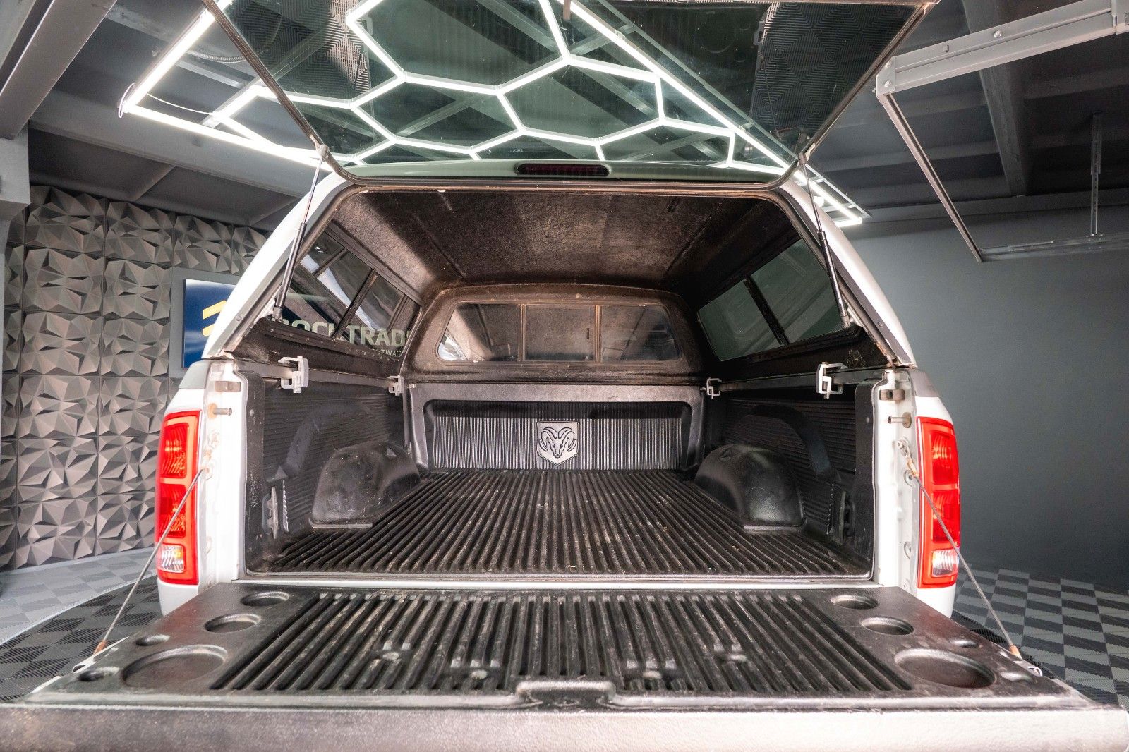 Fahrzeugabbildung Dodge RAM 5.7 V8 HEMI 4x4 OFFROAD MONSTERTRUCK LONGBED