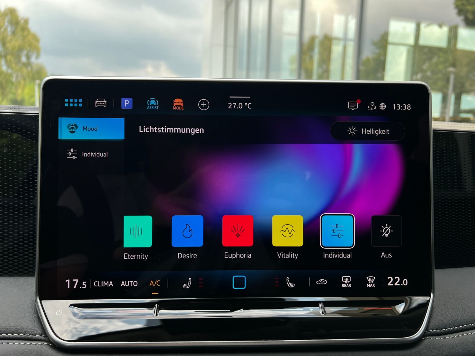 Fahrzeugabbildung Volkswagen Tiguan LIFE 1.5 eTSI DSG *AHK, LED Plus, Kamera,