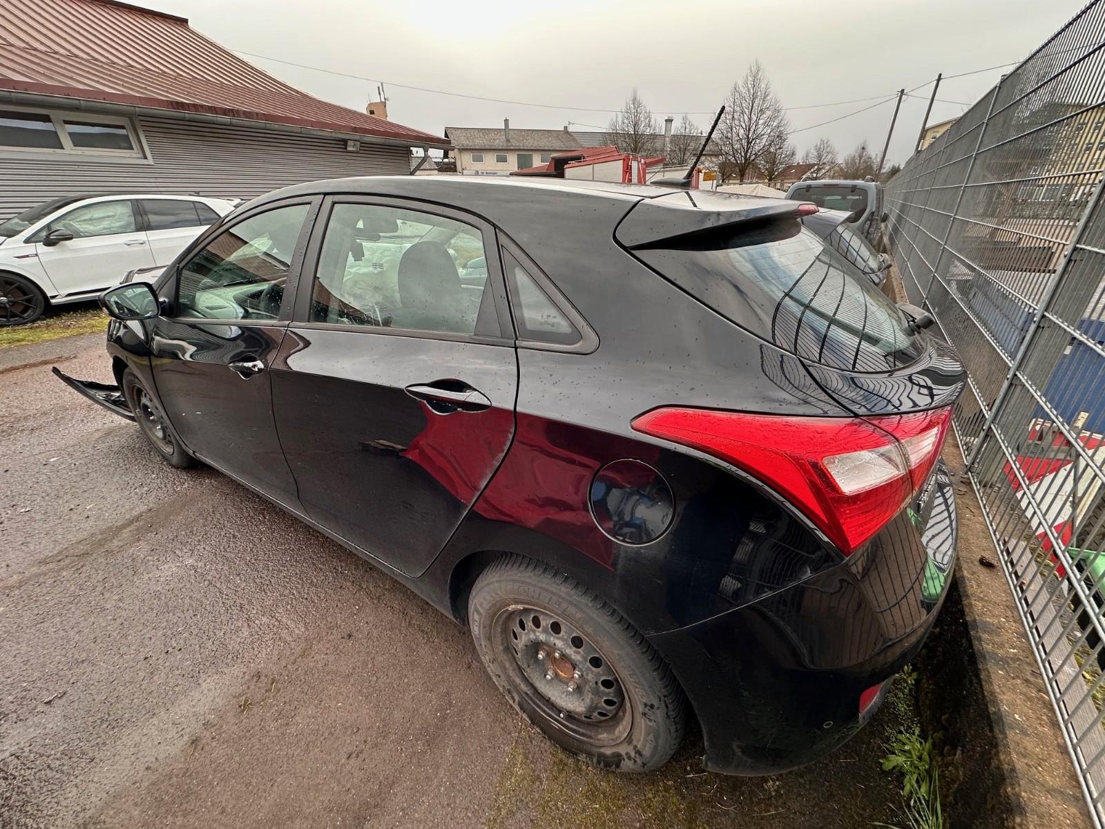 Hyundai i30 blue Trend UNFALL !
