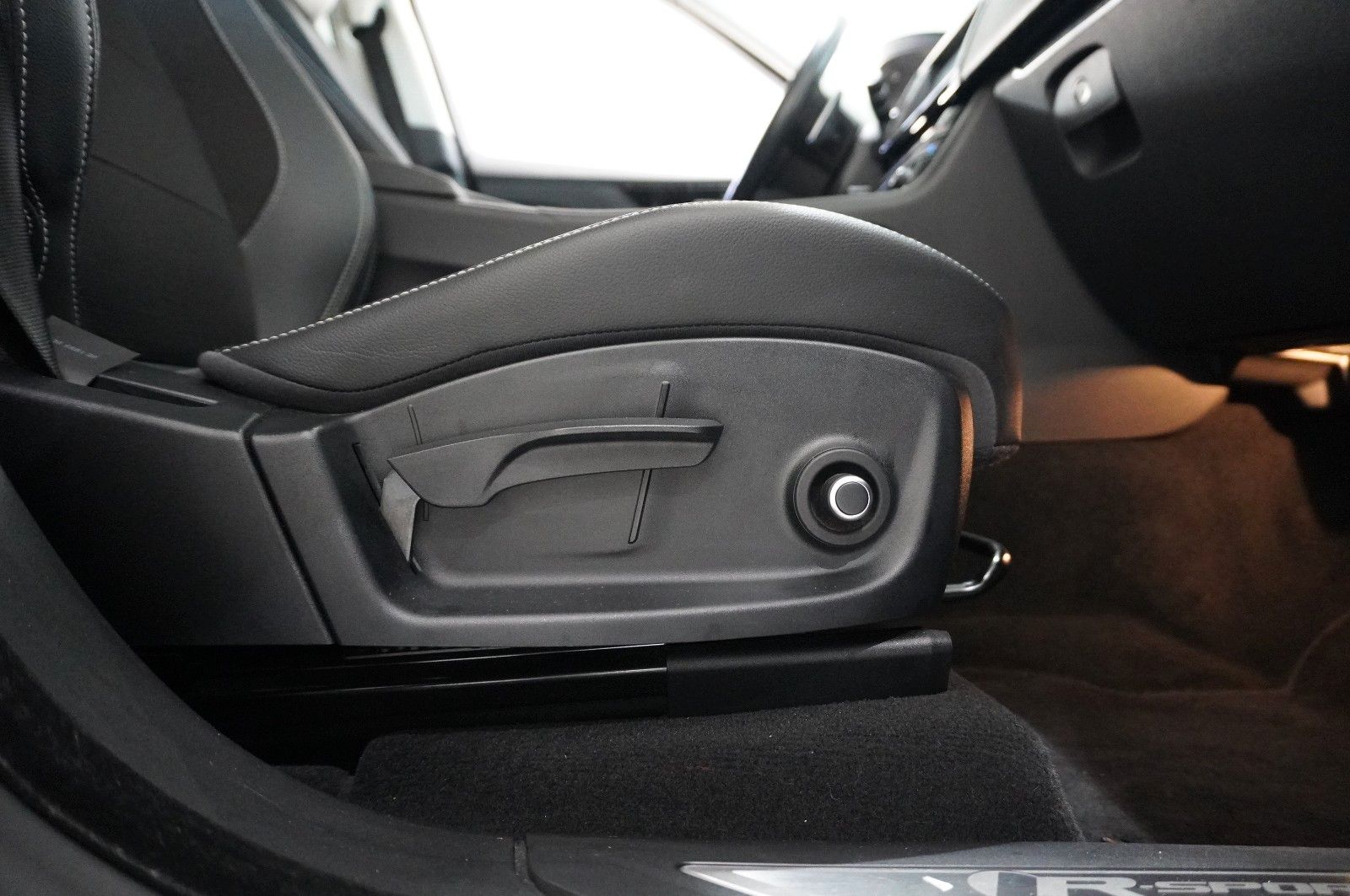 Fahrzeugabbildung Jaguar F-Pace 30D R-SPORT AWD NAVI/LED/SHZ/SPORT/AHK