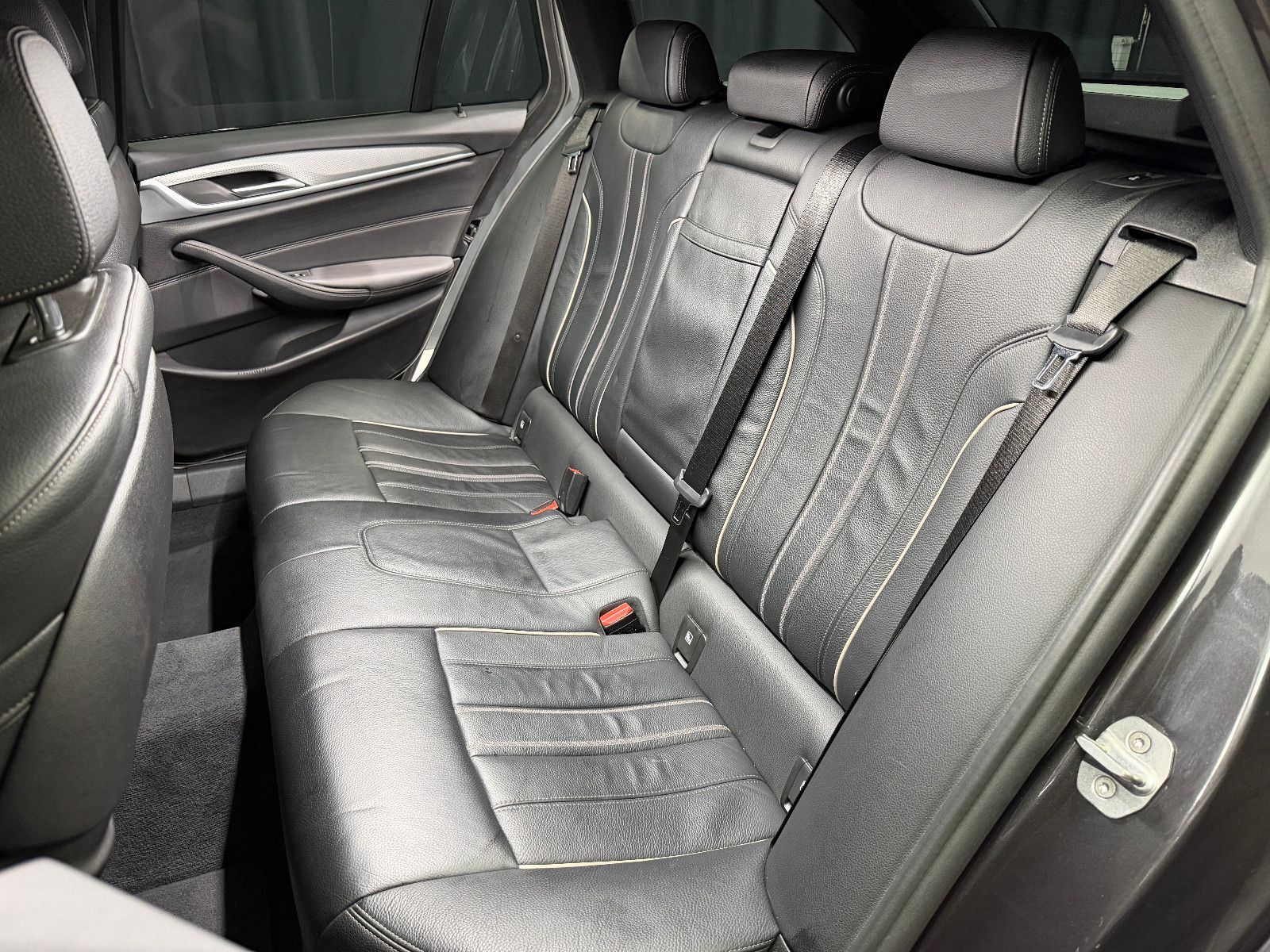 Fahrzeugabbildung BMW 540i Touring xDrive M Sport|HIFI|HuD|PANO|KEYLES