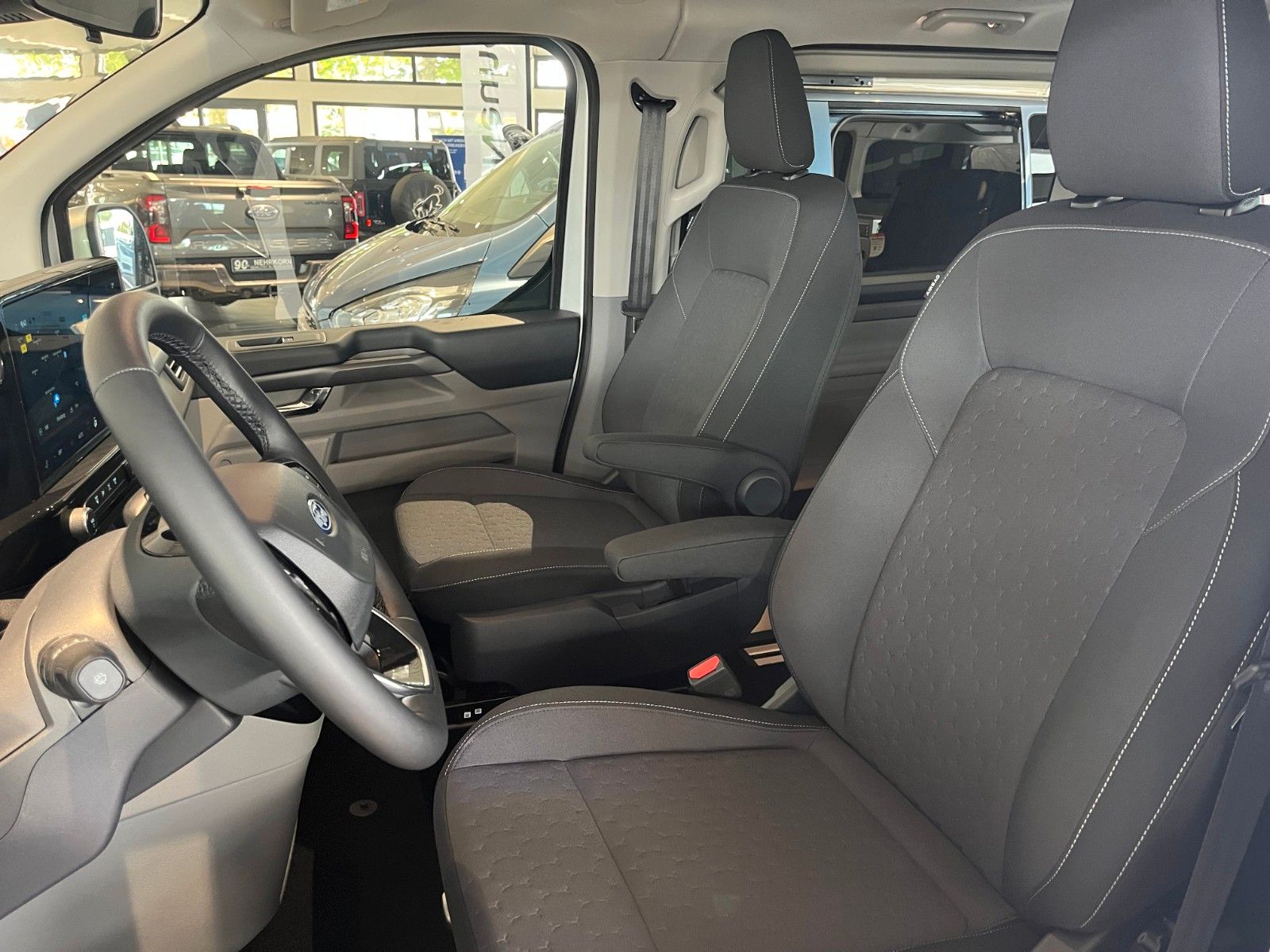 Fahrzeugabbildung Ford Tourneo Custom L1 Titanium AWD Automatik mit AHK
