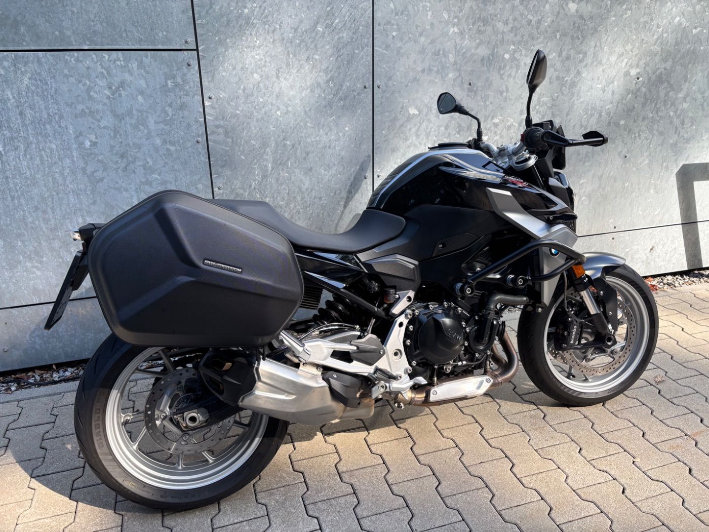 Fahrzeugabbildung BMW F 900 R Tieferlegung Seitenkoffer