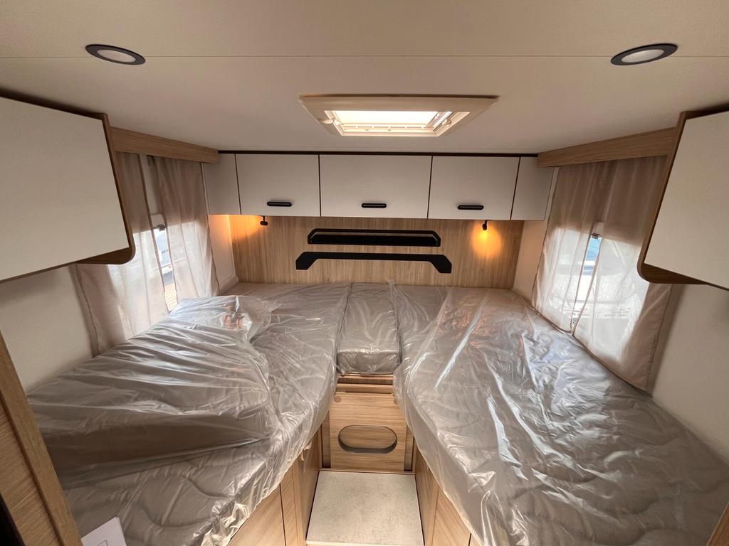 Challenger 317 Ultimate Solar Markise mit Hubbett – Foto 12 von 27