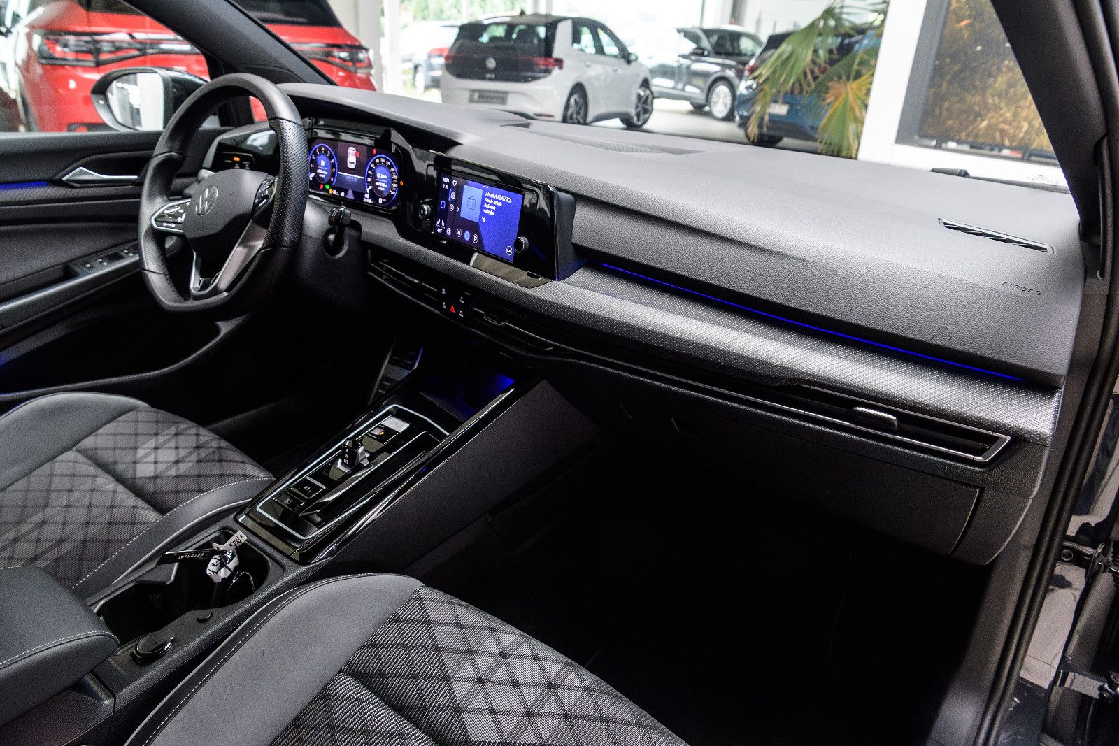 Fahrzeugabbildung Volkswagen Golf VIII R-Line 1.5 eTSI LED+APP+SHZ+18"