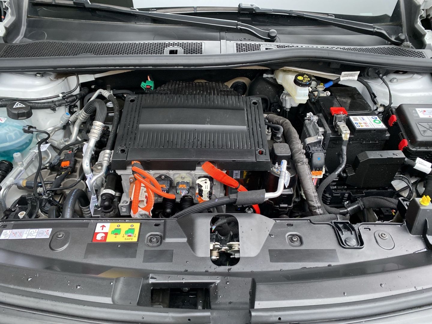 Fahrzeugabbildung Peugeot 2008 e- GT Elektromotor 136