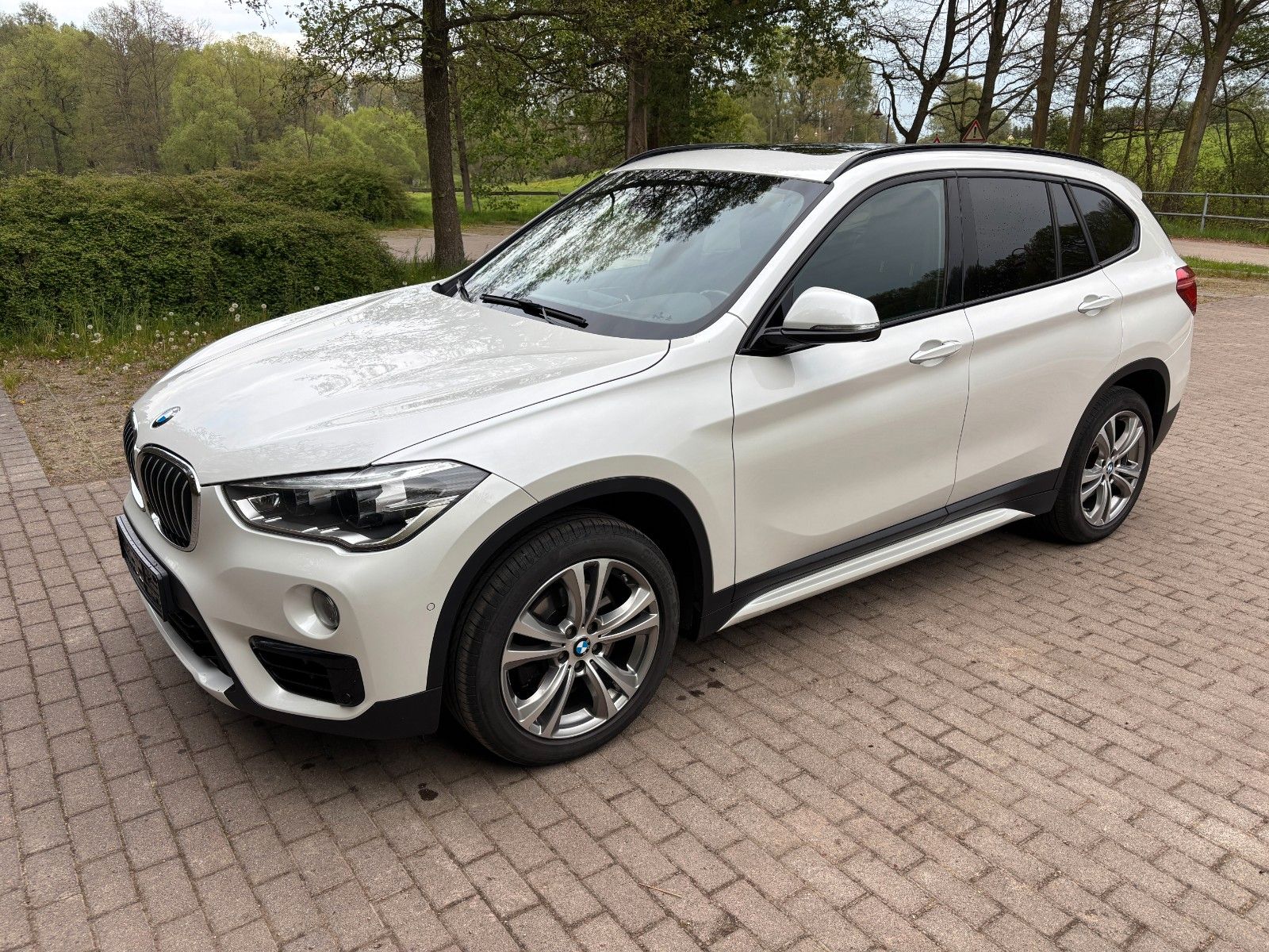 BMW X1 xDrive20d SPORT LINE LEDER, AHK, NAVI, PANO