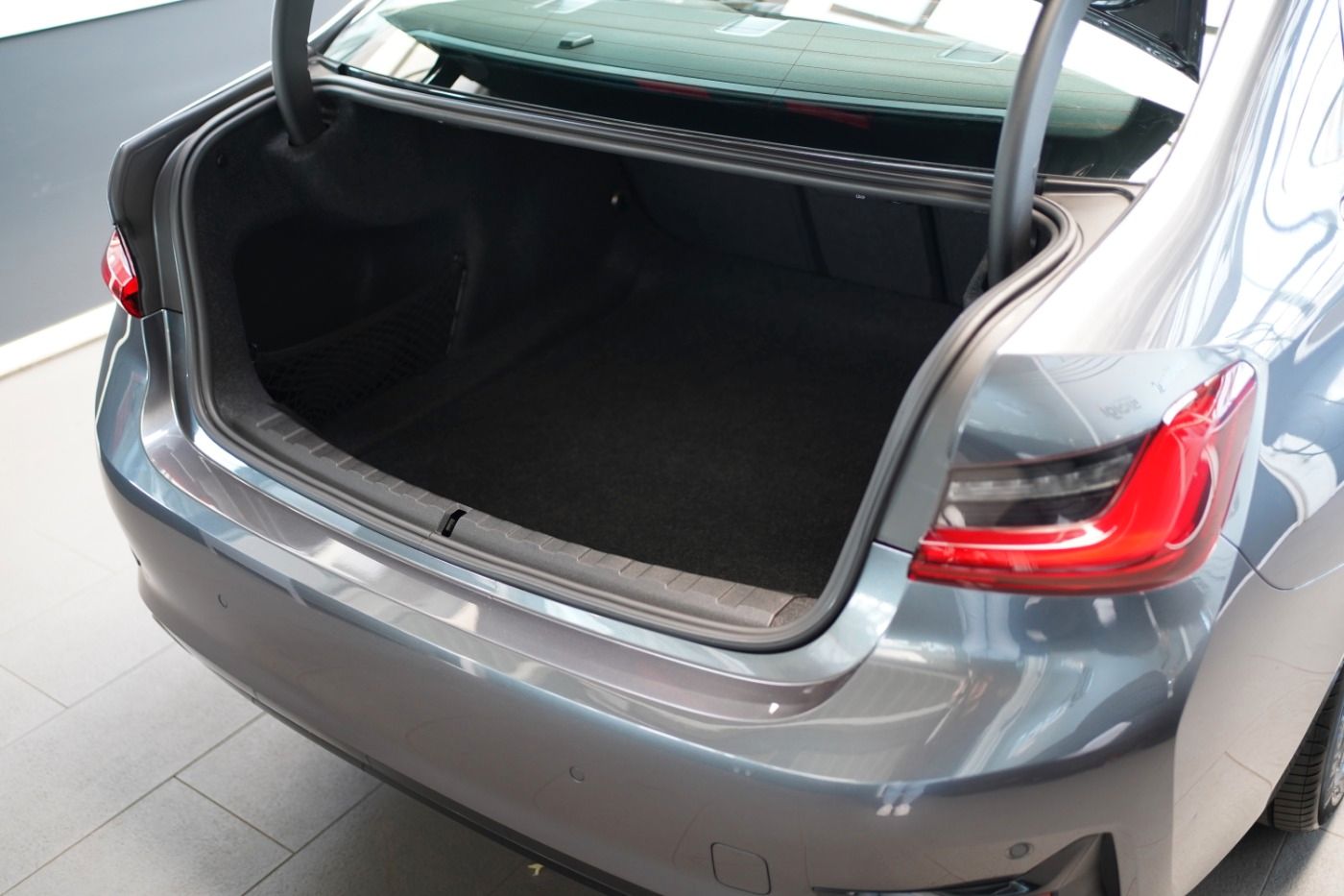 Fahrzeugabbildung BMW 320i Sport Line +DAB+PDC+Sportsitze+Alarmanlage+