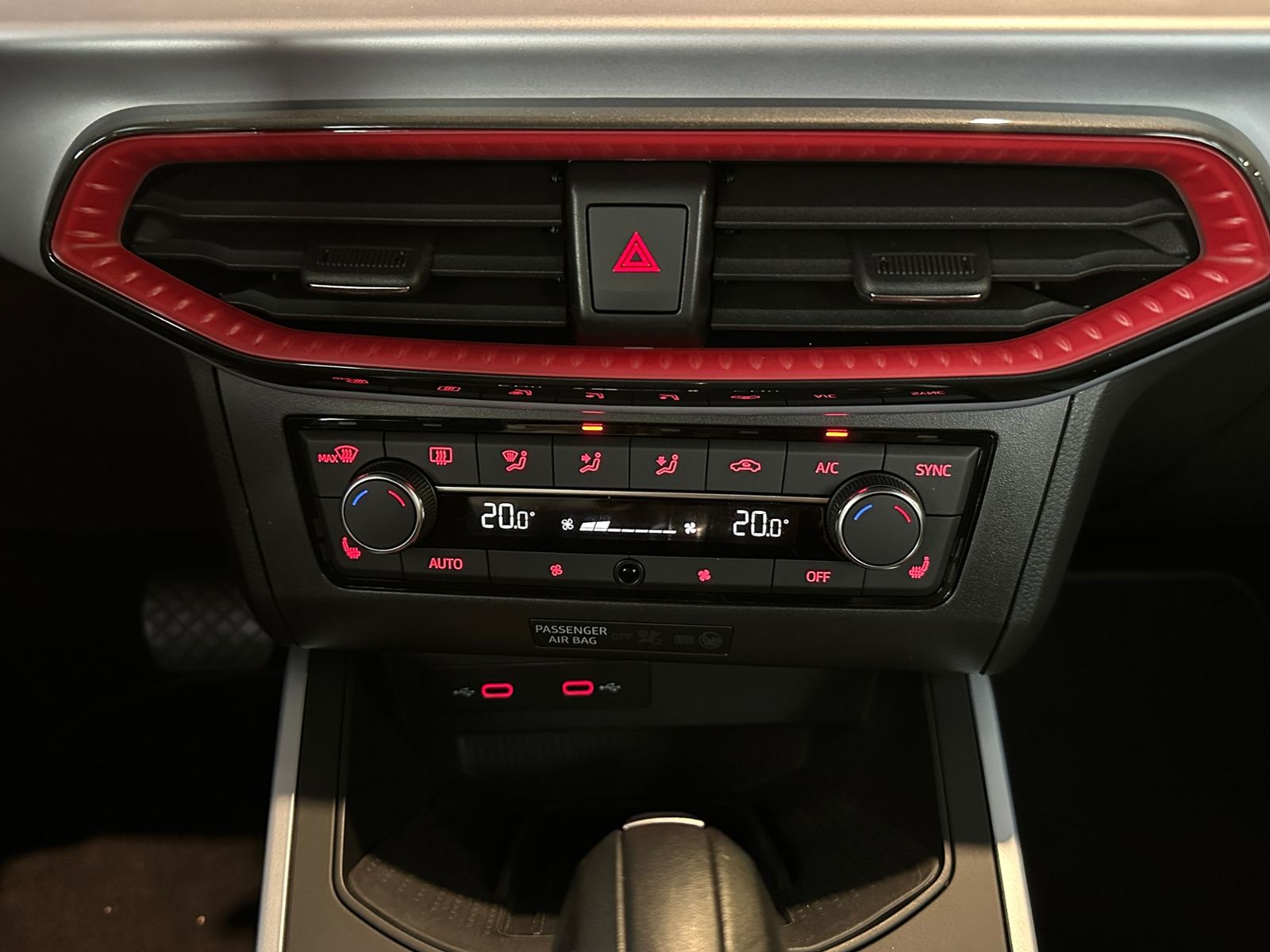 Fahrzeugabbildung SEAT ARONA 1.5 TSI FR AHK ACC LED NAV SHZ
