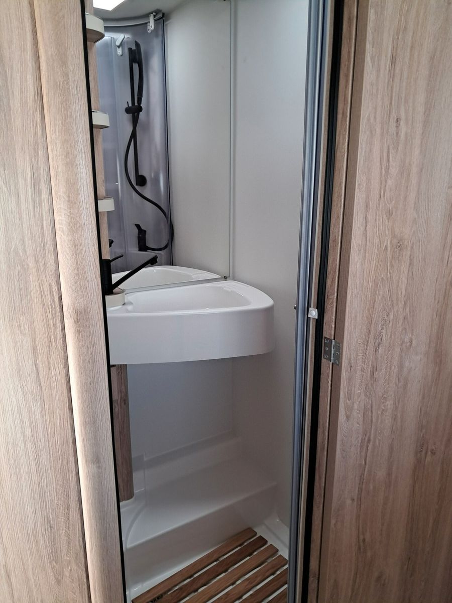 Fahrzeugabbildung Eura Mobil Profila RS PRS 695 EB Automatik + Mondial Paket