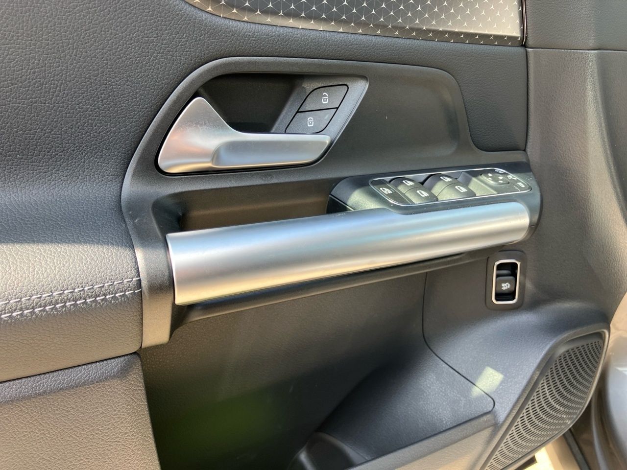 Fahrzeugabbildung Mercedes-Benz GLA 180 PROGRESSIVE+LENKRHZ+EL.HECKKL+LED+KAMERA