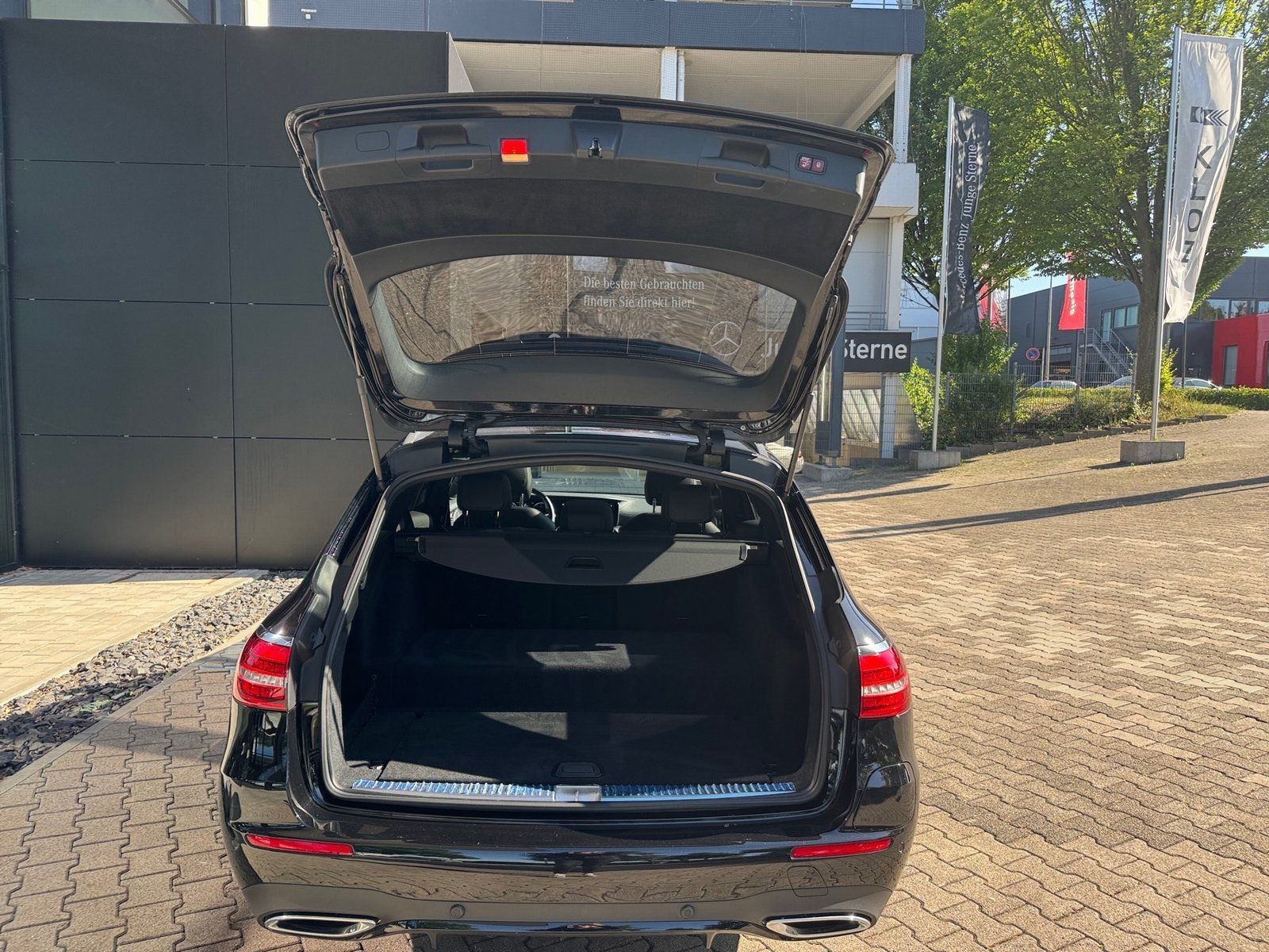 Fahrzeugabbildung Mercedes-Benz E 300 de 4M T AMG*Distronic*HeadUp*360*Burmester