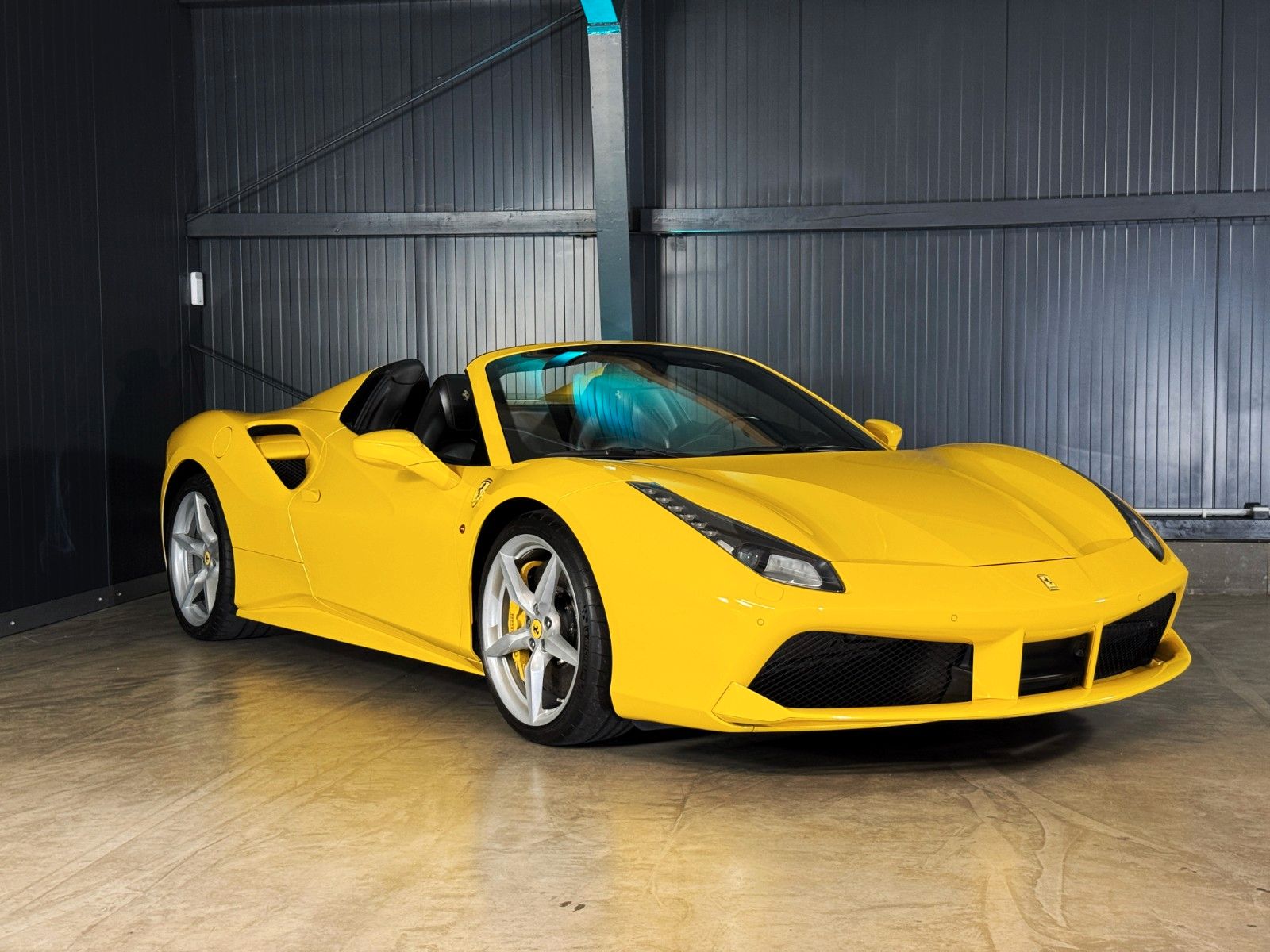 Fahrzeugabbildung Ferrari 488 Spider + Giallo Modena + Scuderia Shields