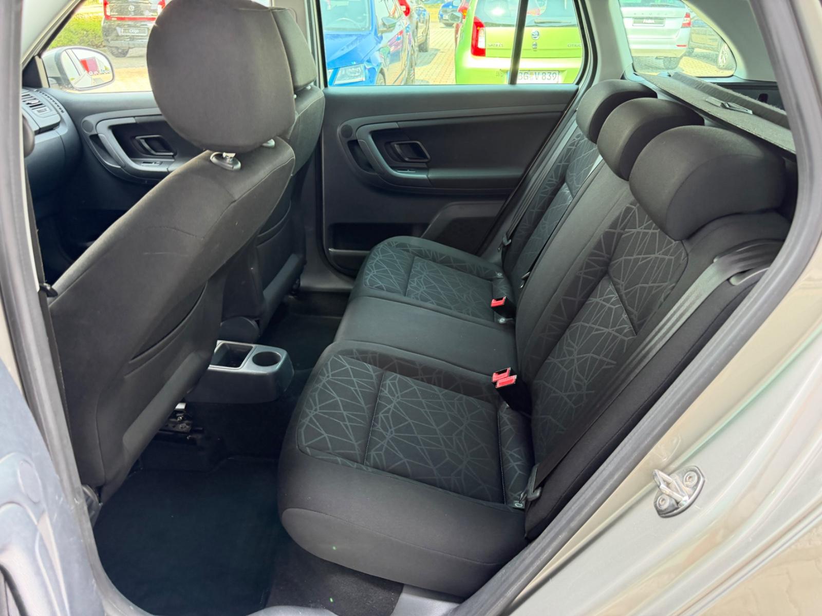 Skoda Fabia 2011 — photo 11