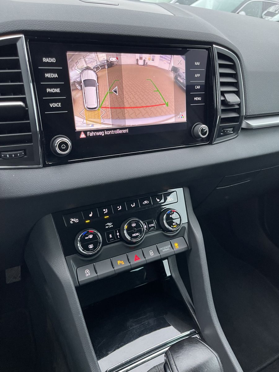 Fahrzeugabbildung SKODA Karoq Ambition 1.5 TSI*AHK*STHZ*LED*Cam*ACC*