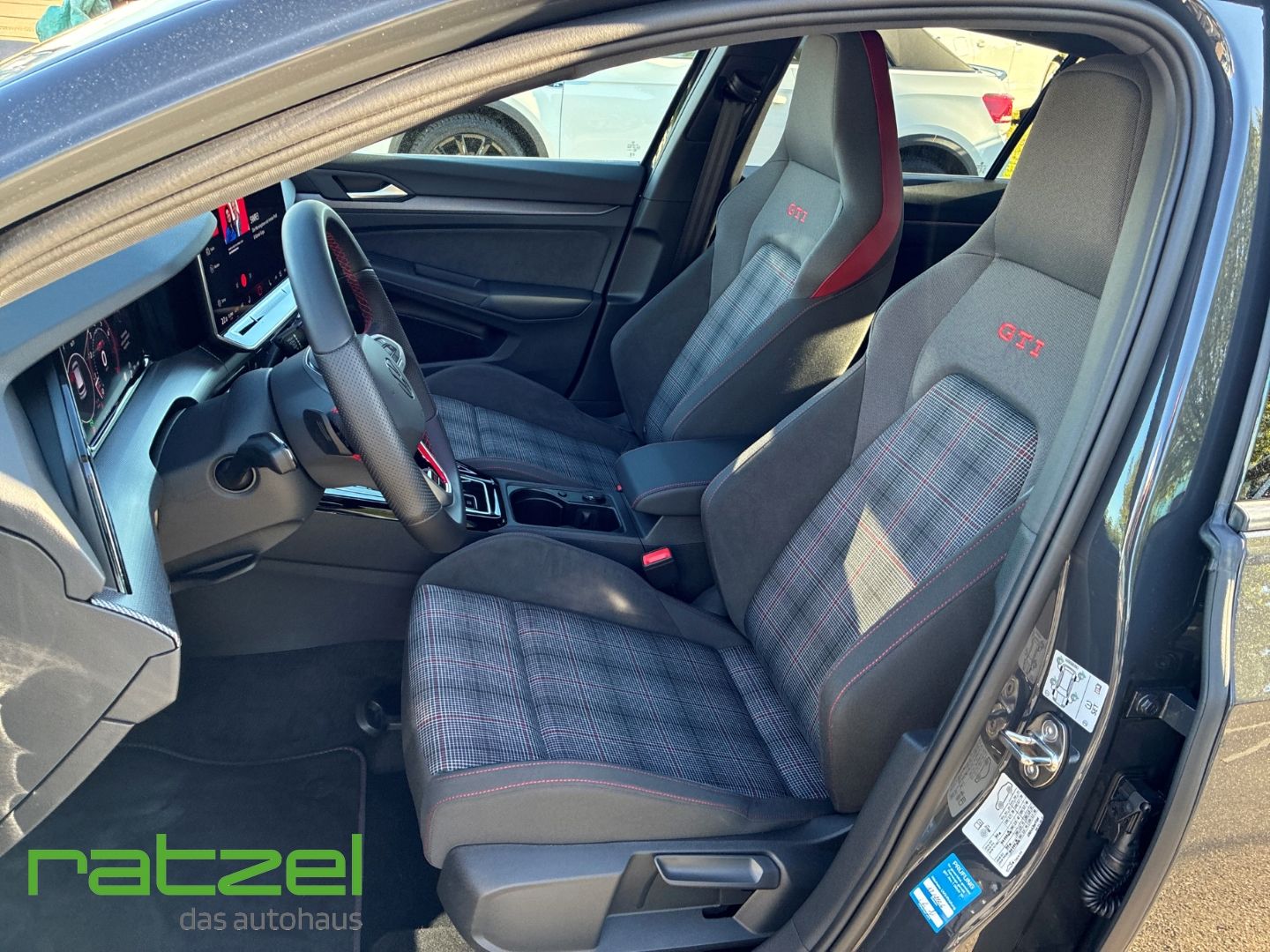 Fahrzeugabbildung Volkswagen Golf GTI Business Paket+Black Style+IQ.Light+AHK