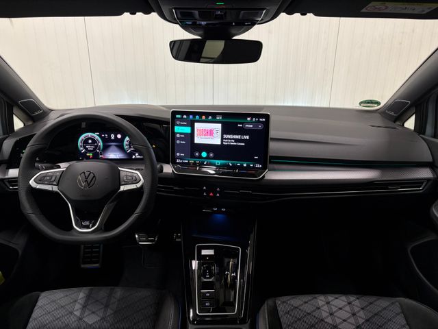 Golf VIII R-Line 2.0 TDI DSG IQ.LIGHT PANO NAVI