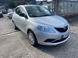 Lancia Ypsilon 1.2 69 CV 5 porte Gold - silberne Lancia Ypsilon