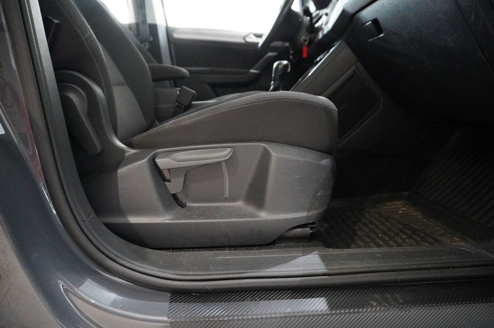 Fahrzeugabbildung Volkswagen Touran 1.5 TSI COMFORTL. DSG 7-SITZE NAVI/SH/DAB