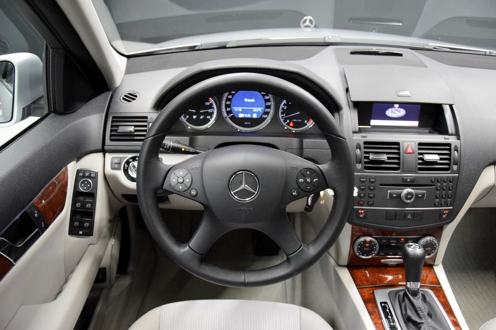Fahrzeugabbildung Mercedes-Benz C 180 CGI Elegance Limousine Automatik 1. Hand