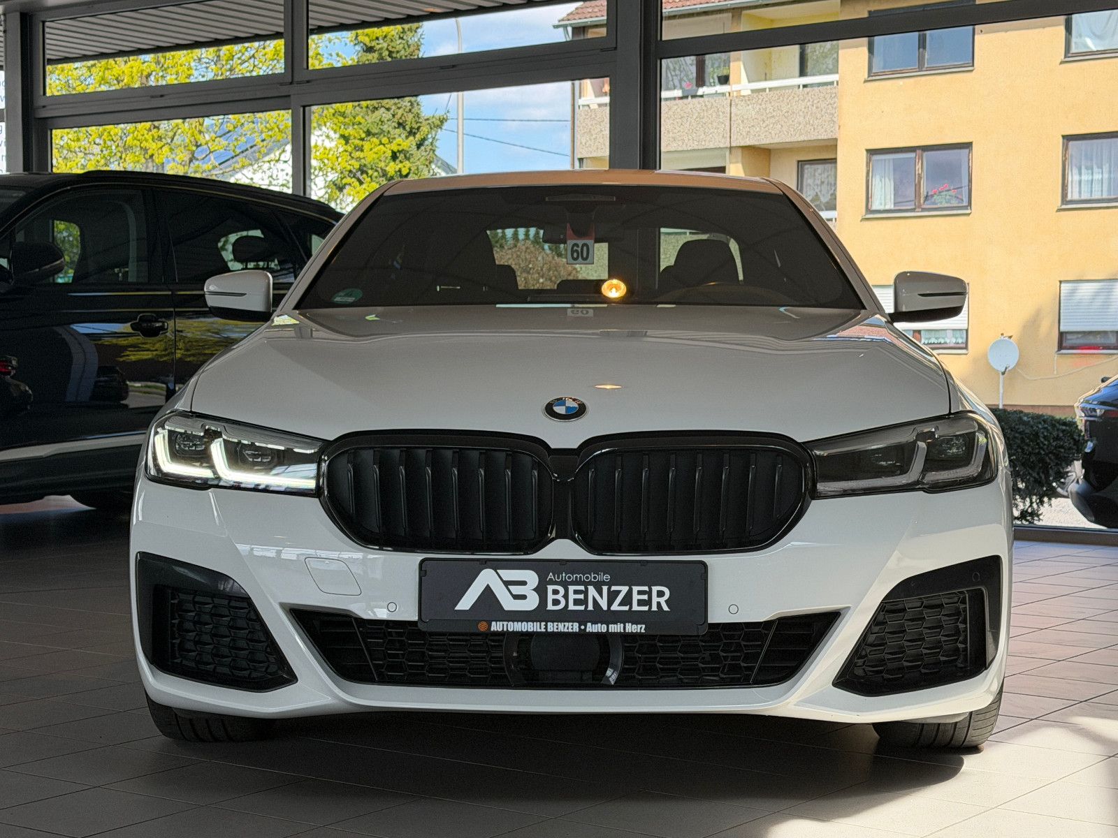 Fahrzeugabbildung BMW 530 d XDriveM Sport/M-PAKET/HARMAN-KARDON/AMBIE