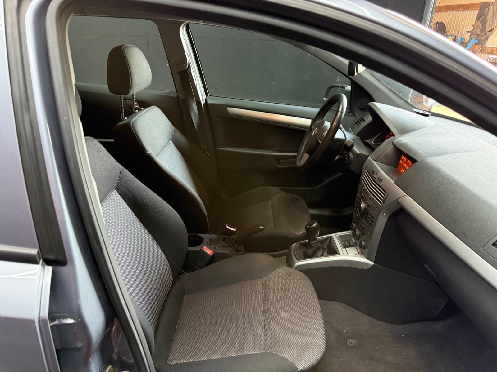 Opel Astra 2009 — photo 9