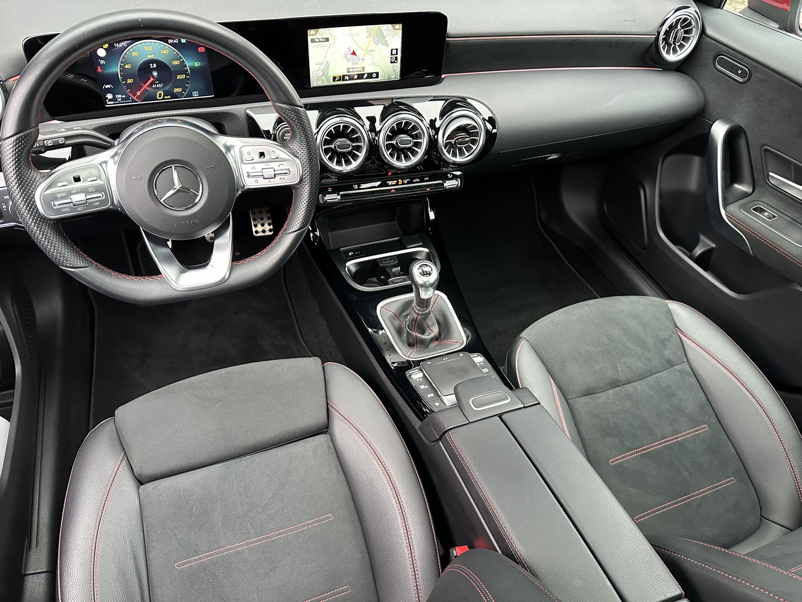 Fahrzeugabbildung Mercedes-Benz A 200 AMG-Line NAV+LED+PANO+KAMERA+18ZOLL+1HAND