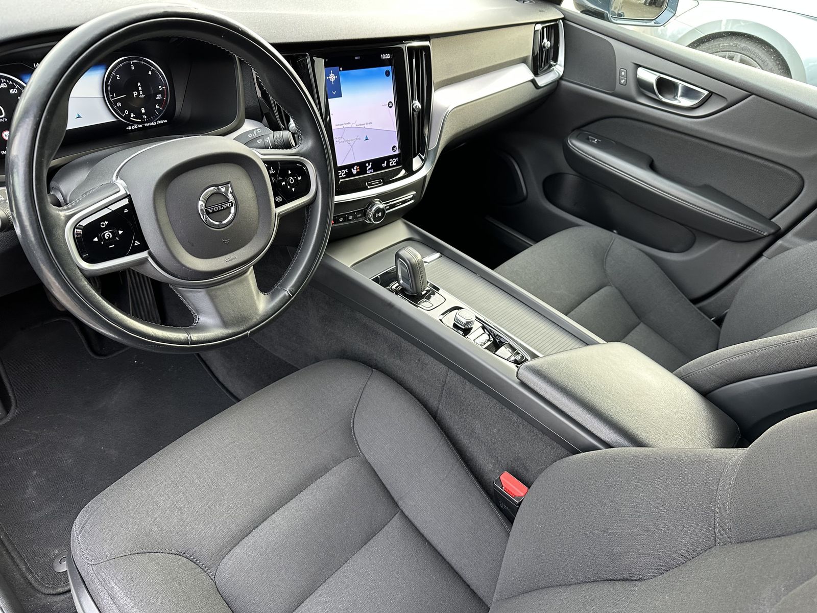 Fahrzeugabbildung Volvo V60 B4 Momentum Pro NAV+LED+SHZ+KAM+DIGDISP+SH