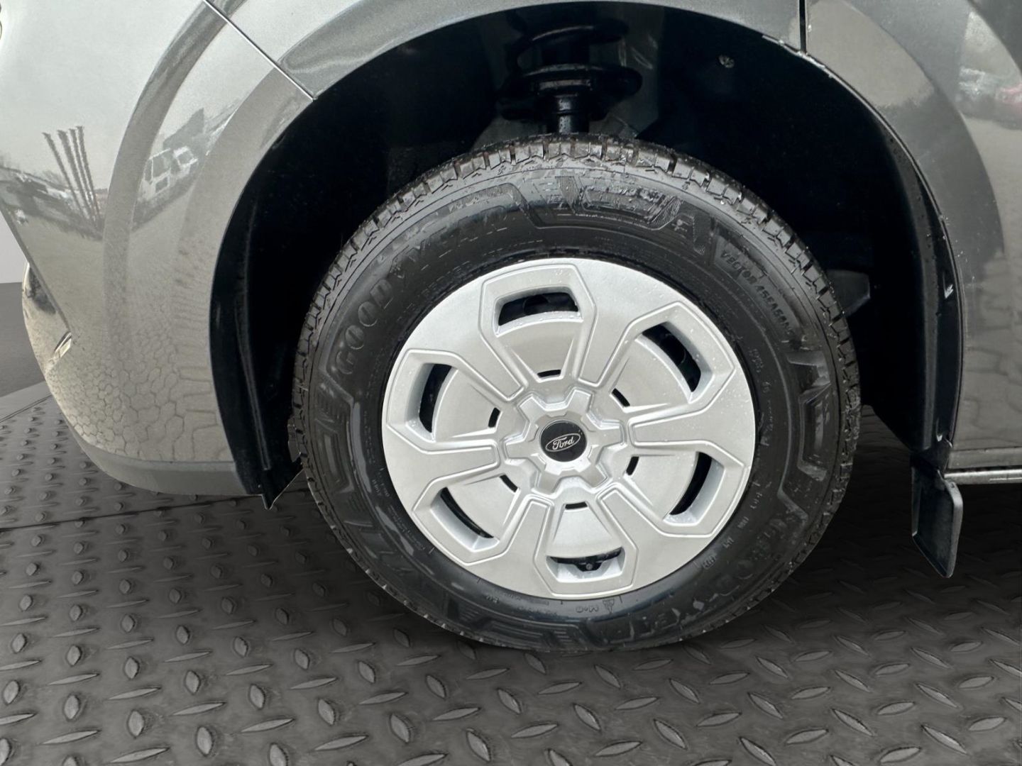 Fahrzeugabbildung Ford Transit Custom 320 L2 FWD StandHZG AHK Navi LED