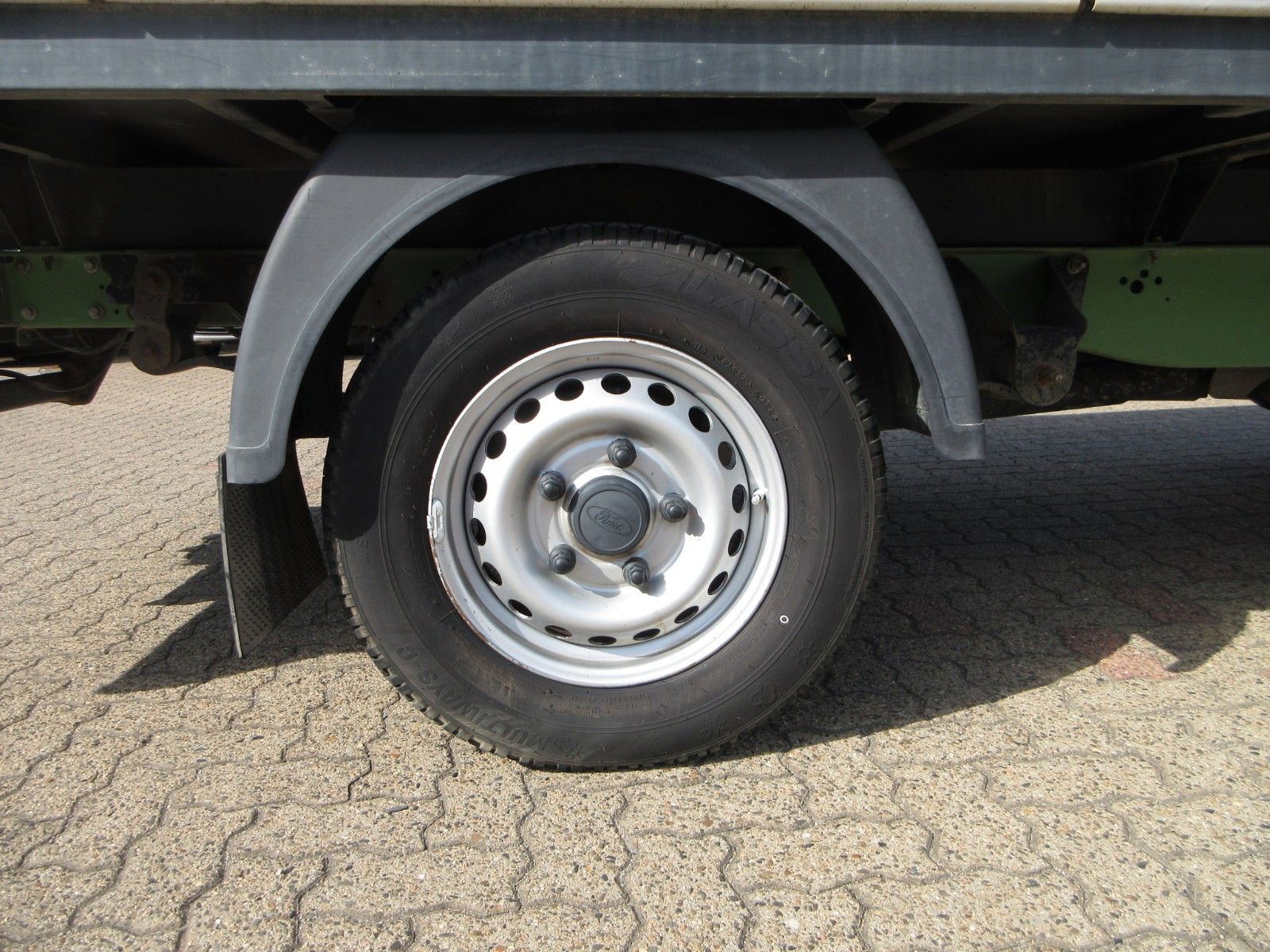 Fahrzeugabbildung Ford Transit Pritsche 350 L4 DoKa/AHK 3,5 to/7-Sitz