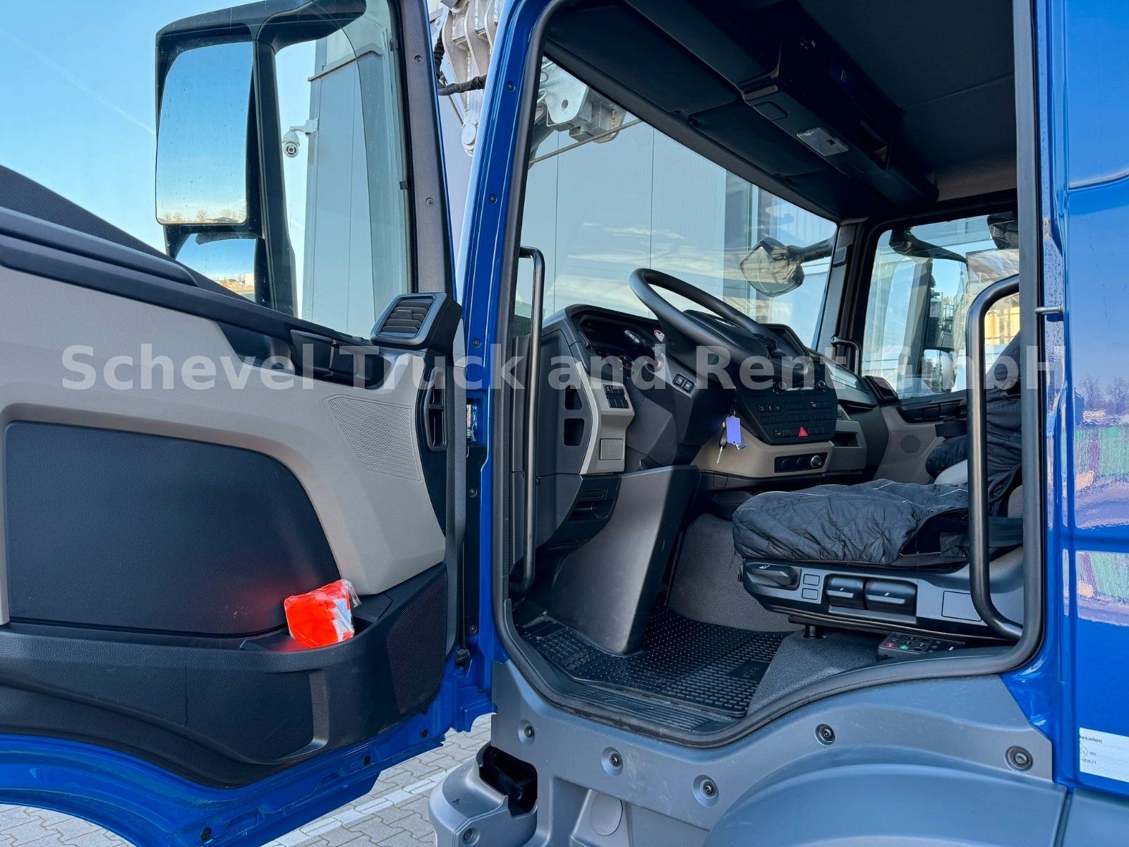 Fahrzeugabbildung MAN TGM 26.320 BL 6x2 BÖCKER AK 46/6000 + JIB Kran