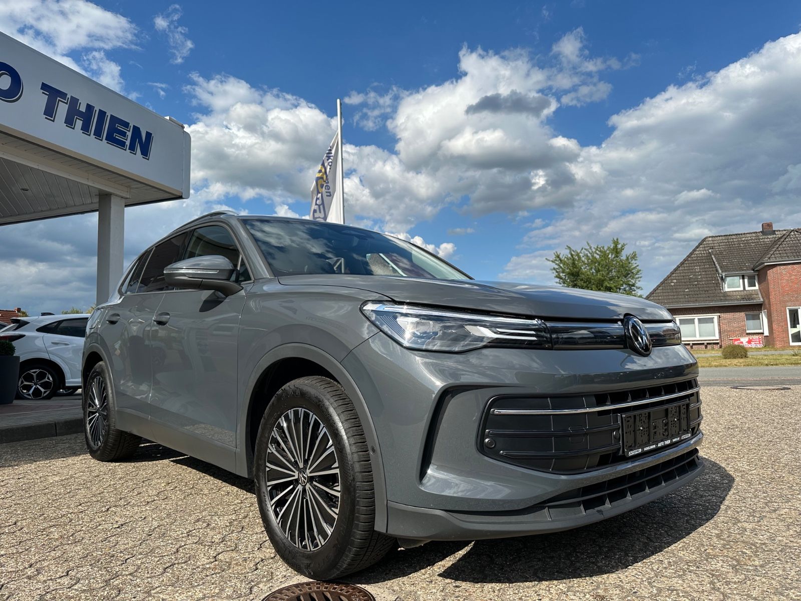 Fahrzeugabbildung Volkswagen Tiguan 1.5 eTSI Life DSG AHK/Navi/ACC/LED/SHZG
