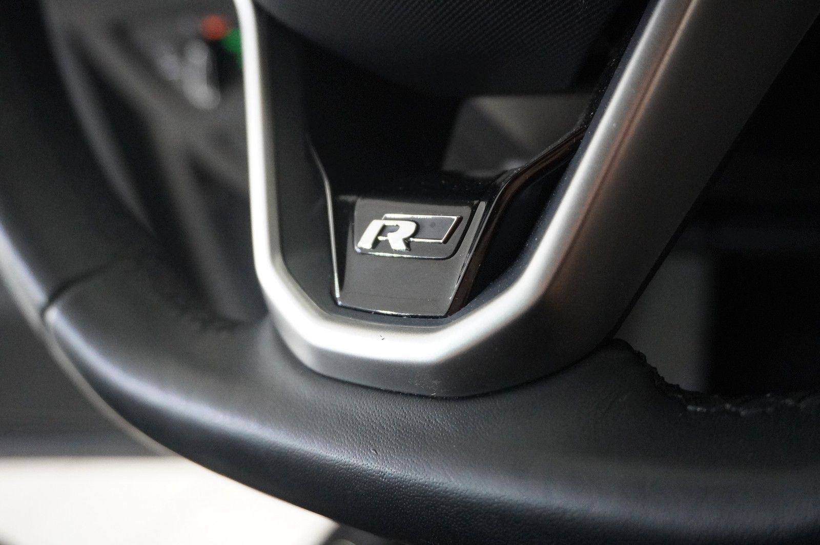 Fahrzeugabbildung Volkswagen Passat VARI. 2.0D R-LINE 4M NAVI/LED/KAMERA/AHK