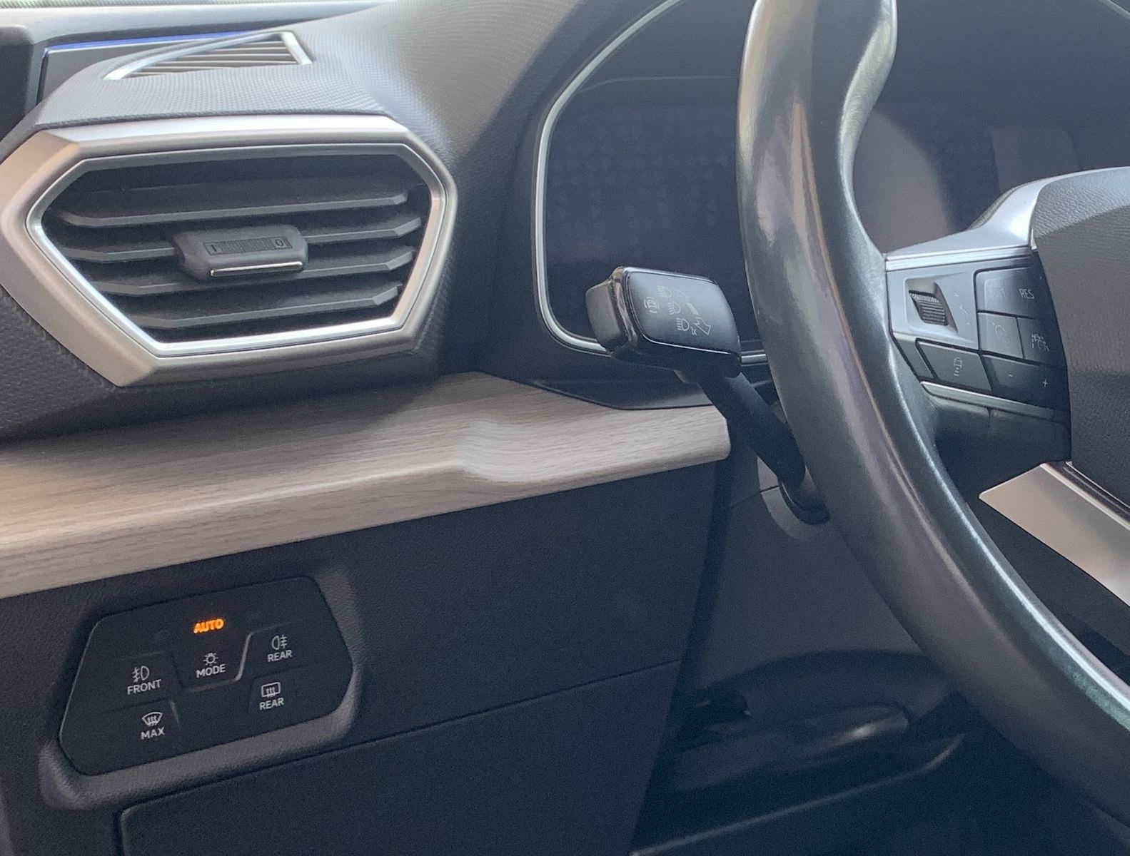 Fahrzeugabbildung SEAT Leon 2.0 TDI Xcellence*AHK*LED*Cam*VCOCK*Navi*
