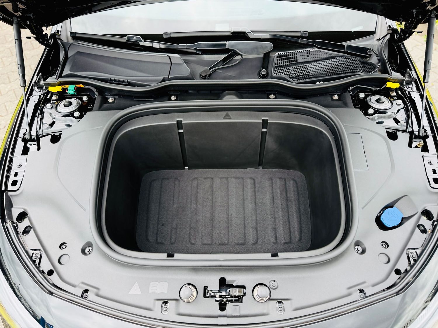 Fahrzeugabbildung Mercedes-Benz CLA 250 + EQ, AMG Plus, Premium Paket, Night Pak