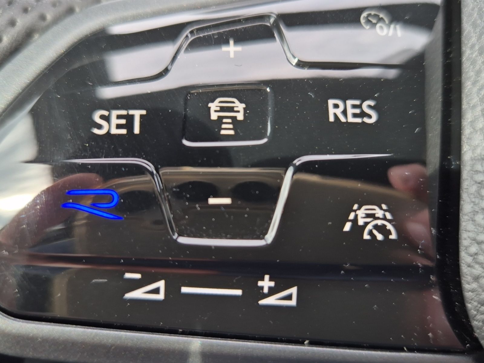 Fahrzeugabbildung Volkswagen Golf VIII R DSG 4M LEDplus Navi AID Pano Akra AC