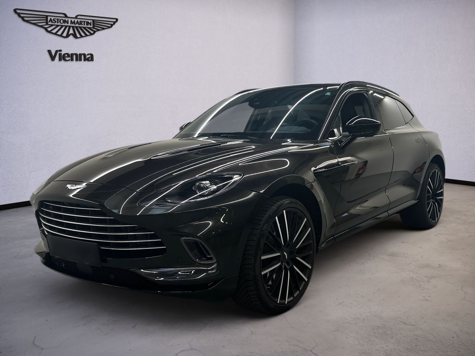 Aston Martin DBX 550 / Minotaur Green / Black Pack / 23''