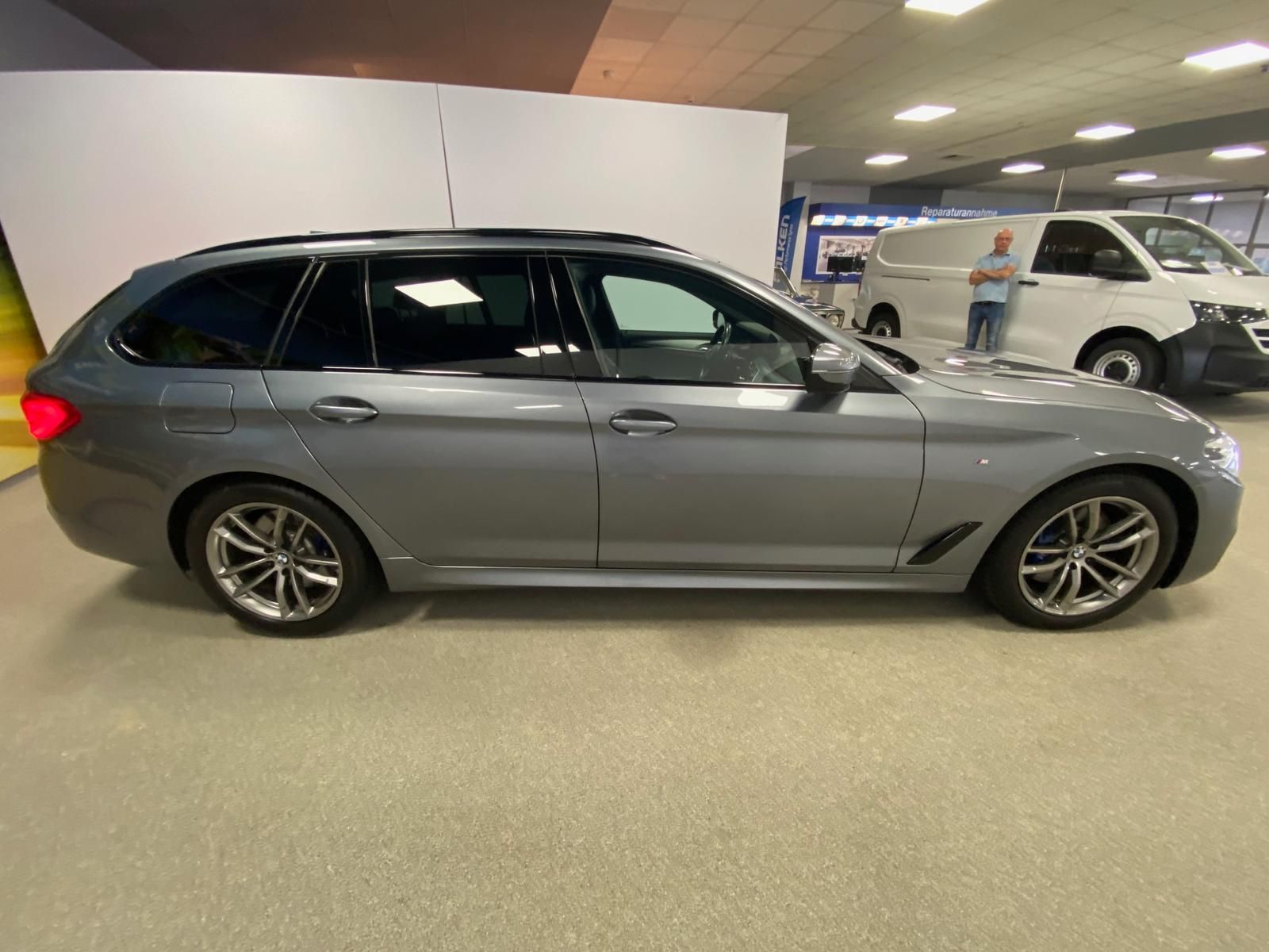 Fahrzeugabbildung BMW 530 3.0 24V 530 d xDrive M-Paket+Sport+LEDER+PDC
