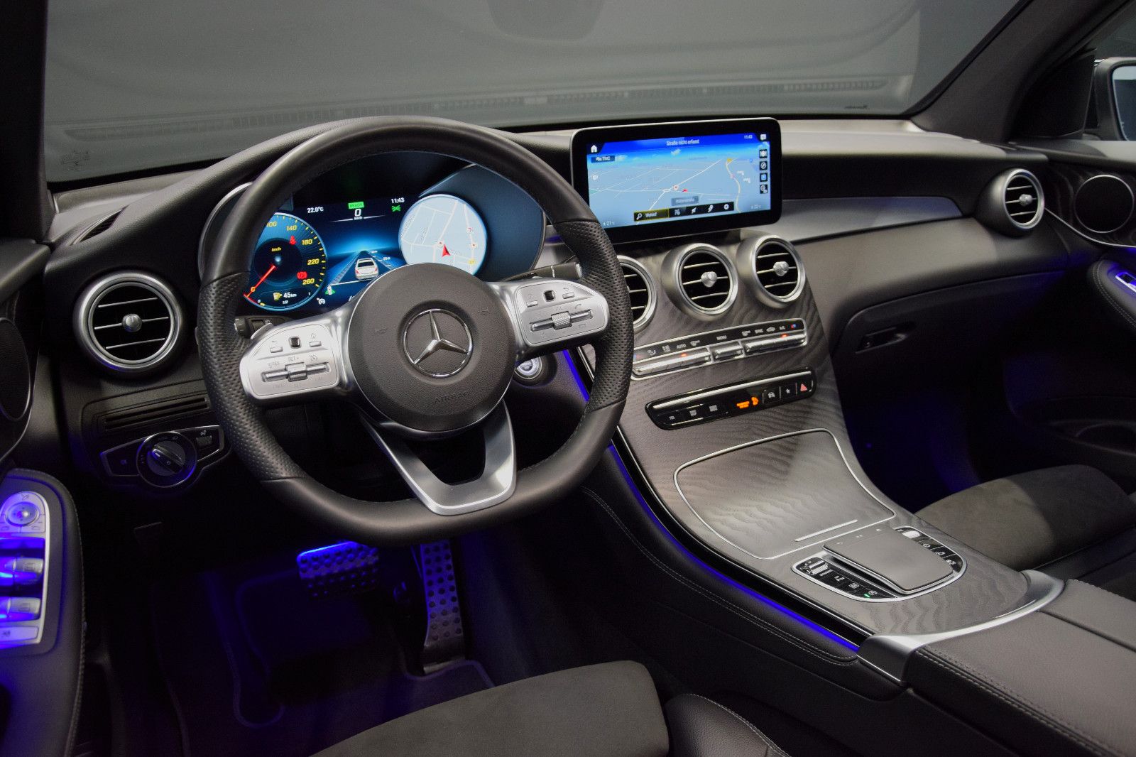 Fahrzeugabbildung Mercedes-Benz GLC 200 4Matic AMG Pano Kamera LED Tempomat