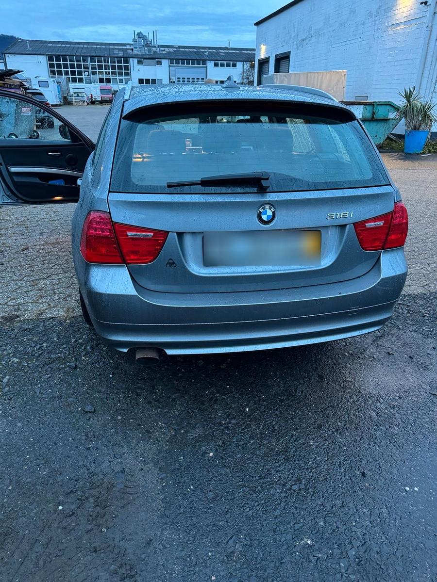 BMW 318 2011 — двигун 143 HP (105kW)