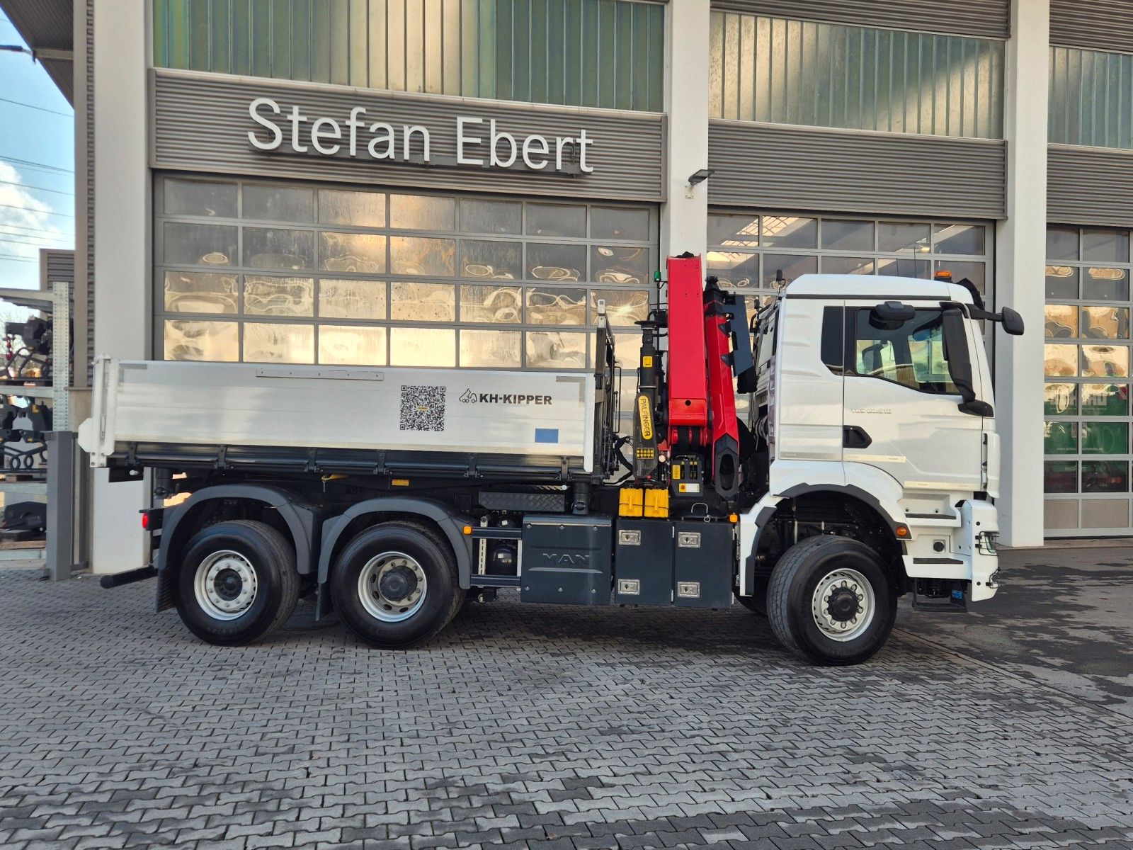 Fahrzeugabbildung MAN TGS 28.510 6x4-4 BL Palfinger PK24.001 Funk AHK