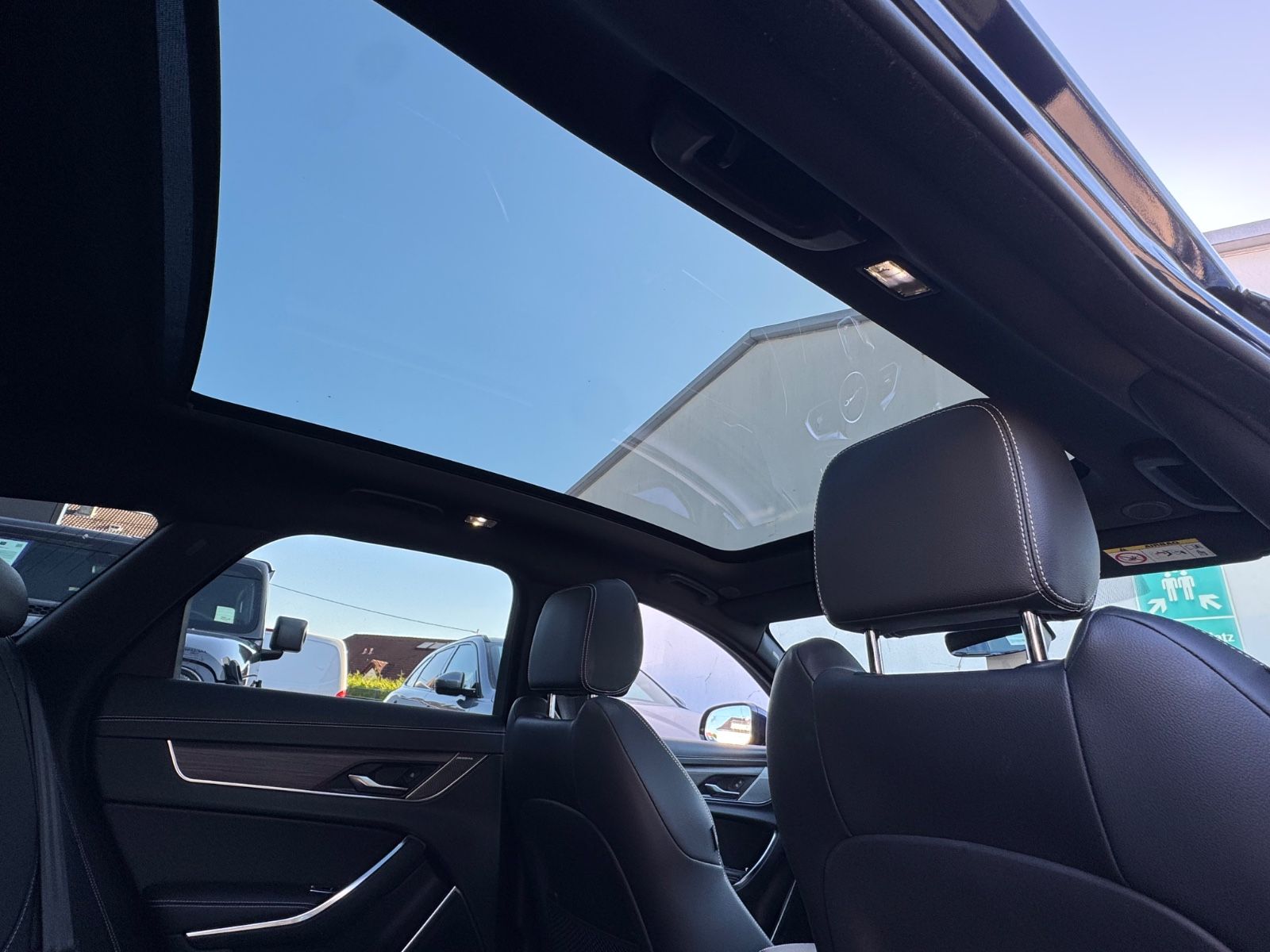 Fahrzeugabbildung Jaguar XF Sportbrake R-Dynamic SE AWD/PANO/KAM/MERIDIAN