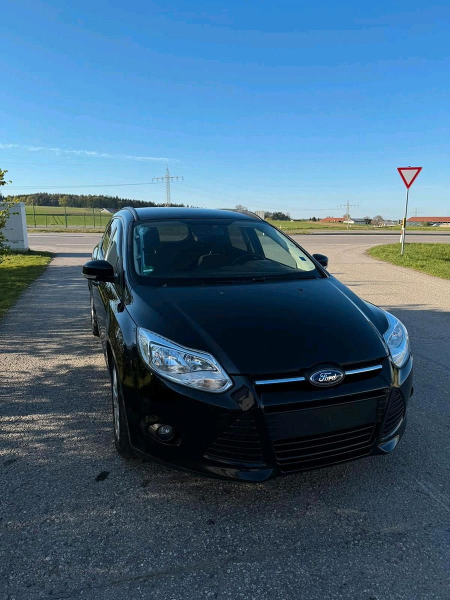 Ford Focus 2013 — вигляд ззаду