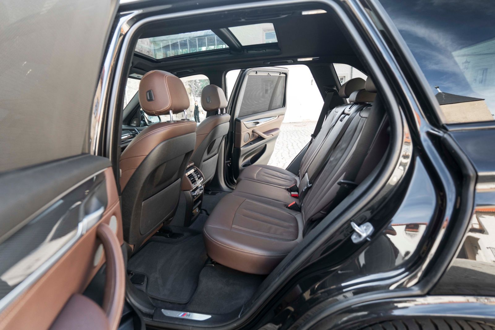 Fahrzeugabbildung BMW X5 xDrive50i M-SPORTPAKET HUD H&K CARPLAY 360°