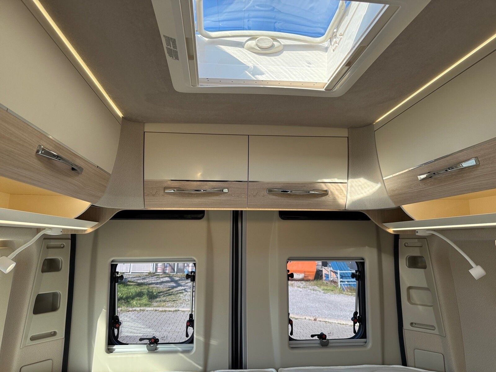 Fahrzeugabbildung Eura Mobil Van V 635 EB 180 PS, Automatik, Panoramadach