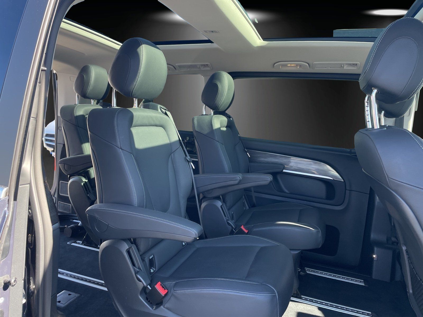 Fahrzeugabbildung Mercedes-Benz EQV300 L AVANTGAR Pano DISTRO Sitzklima AIRMATIC