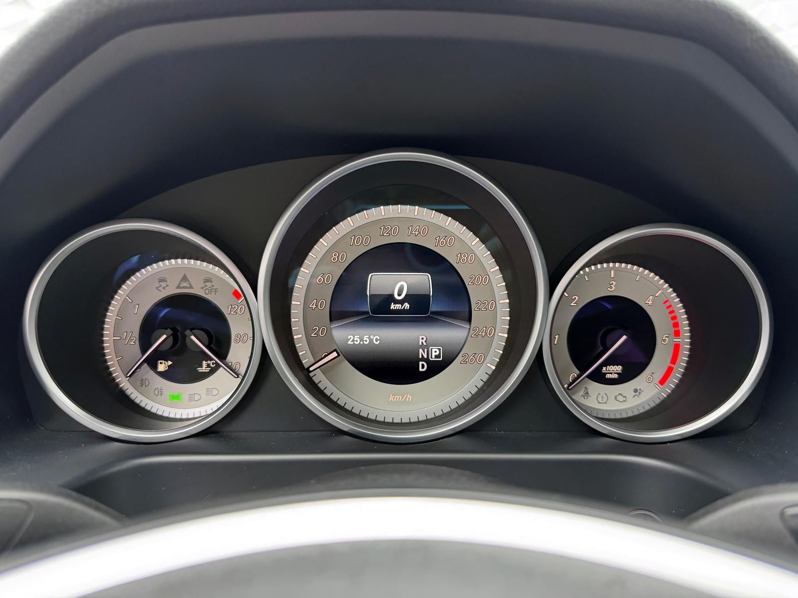 Fahrzeugabbildung Mercedes-Benz E 220d AVANTGARDE/AHK/ILS+/OZ-RACING/PDC/NAV/LED