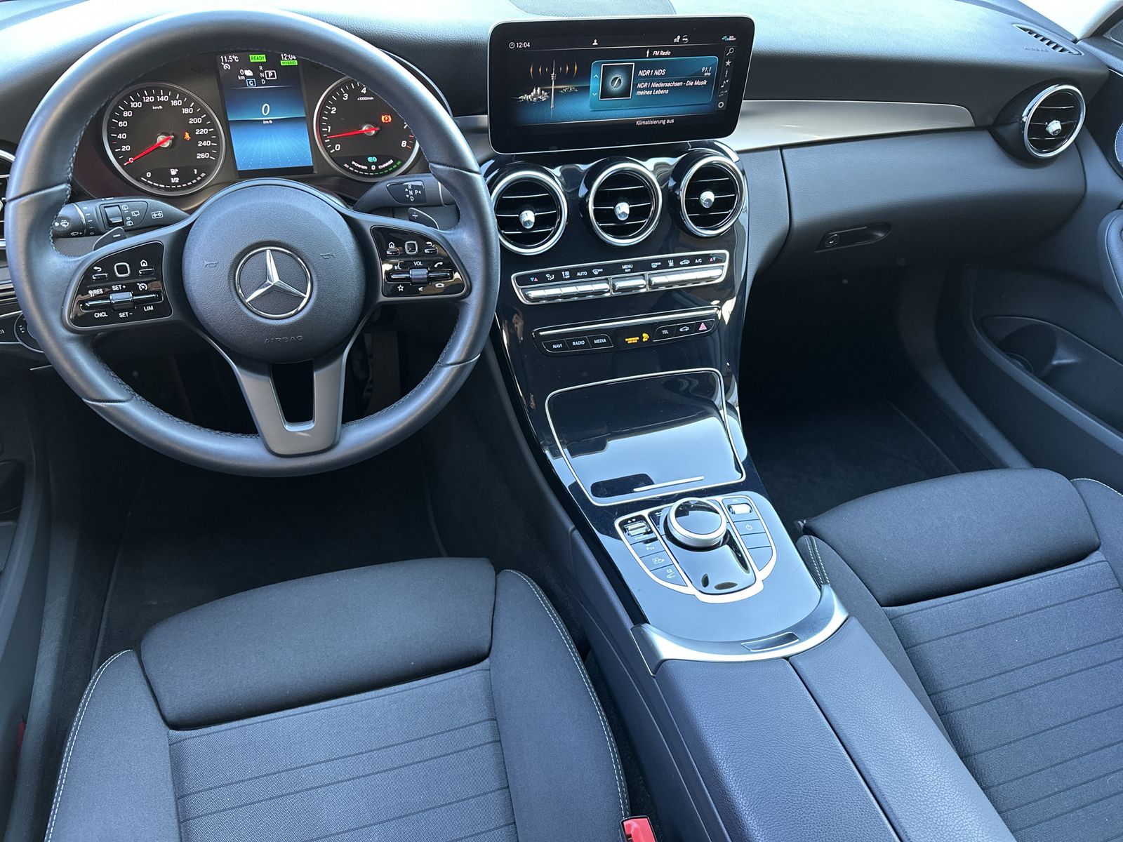 Fahrzeugabbildung Mercedes-Benz C 300e T Avantgarde NAV+LED+AHK+BURMESTER+PP+1HD