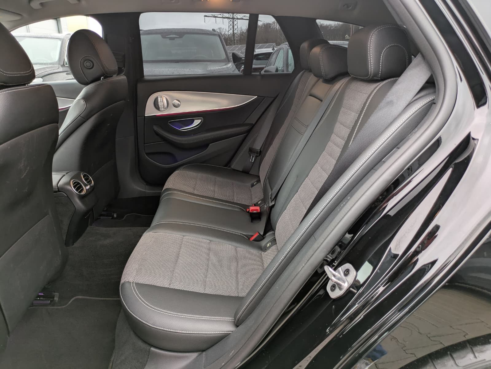 Fahrzeugabbildung Mercedes-Benz E 300 de AMG Night AVANTGARDE AHK*LED*BURMESTER