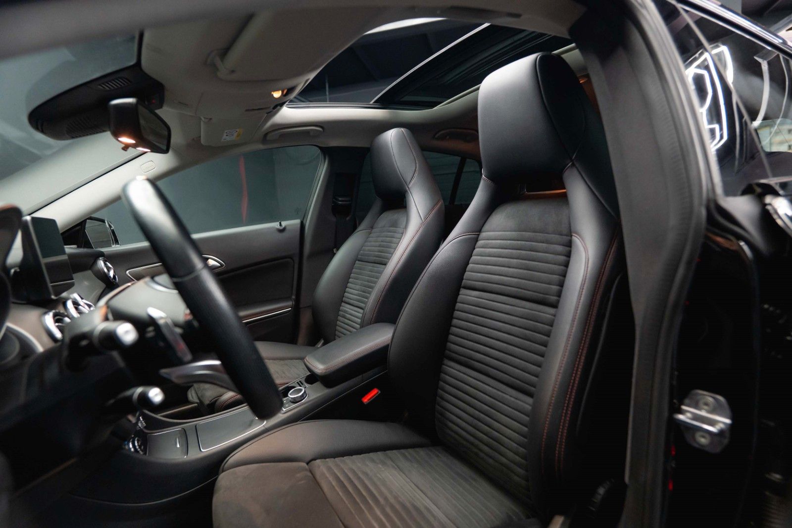 Fahrzeugabbildung Mercedes-Benz CLA 250 Shooting Brake AMG Night-Paket | Pano